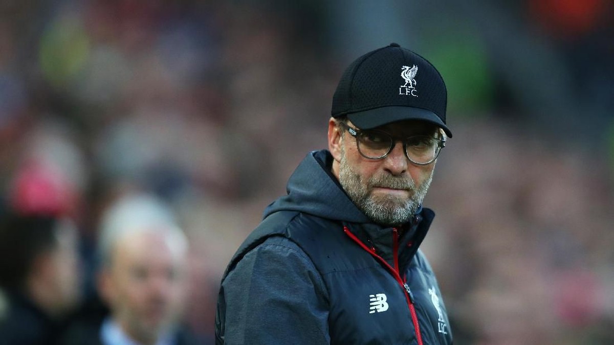Juergen Klopp memberikan motivasi kepada tim muda Liverpool saat bersua Shrewsbury Town (Foto: Jan Kruger/Getty Images)