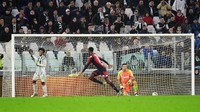 Keunggulan Bianconeri tak bertahan lama. Genoa berhasil menyamakan kedudukan pada menit ke-40. Berawal dari salah umpan yang dilakukan Alex Sandro, bola berakhir di kaki Christian Kouame. Dengan satu tembakan, ia pun sukses mengecoh Buffon. Reuters/Massimo Pinca.