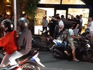 Viral Bule Kelahi dan Dorong-dorongan di Depan Kelab di Seminyak