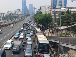 Ada Demo Buruh di Kemnaker, Lalin di Gatot Subroto Macet