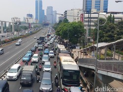 Ada Demo Buruh di Kemnaker, Lalin di Gatot Subroto Macet