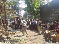 Penertiban PKL di Jalan Anggrek Surabaya Tak Diwarnai Perlawanan, Tapi...