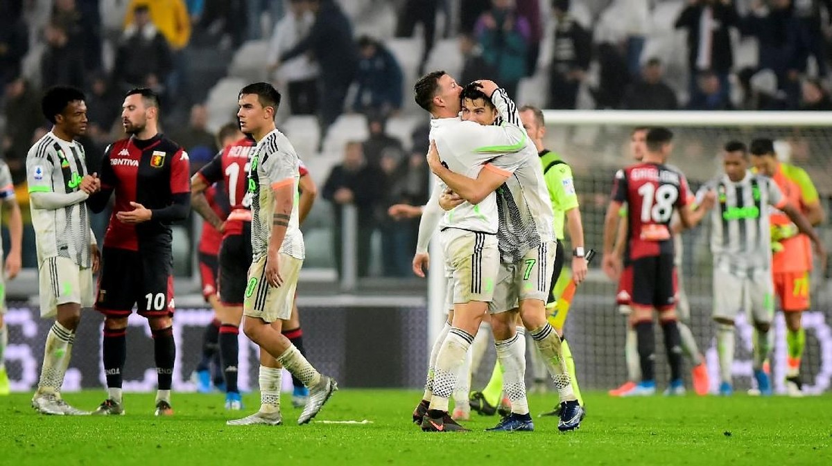 Miralem Pjanic mengkritik kegaduhan soal wasit di pekan ke-10 Liga Italia. (Foto: Massimo Pinca / Reuters)