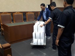 Tebalnya Berkas Perkara Wawan di Sidang Perdana Kasus Alkes dan TPPU