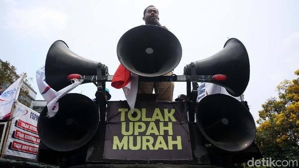 Aksi Buruh Kepung Kemnaker Minta Naik Gaji