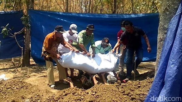 Makam Pria yang Dibunuh dan Dicor Anaknya di Tegal Dibongkar Polisi
