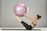 Yuk Bunda, Bikin Perut Rata dengan 5 Gerakan Bola Pilates