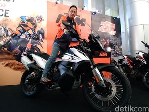 Moge KTM Mulai Sapa Warga Surabaya Moge KTM Mulai Sapa Warga Surabaya