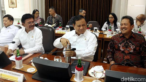 Momen Ratas Perdana Prabowo Bareng Jokowi