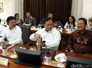 Momen Ratas Perdana Prabowo Bareng Jokowi
