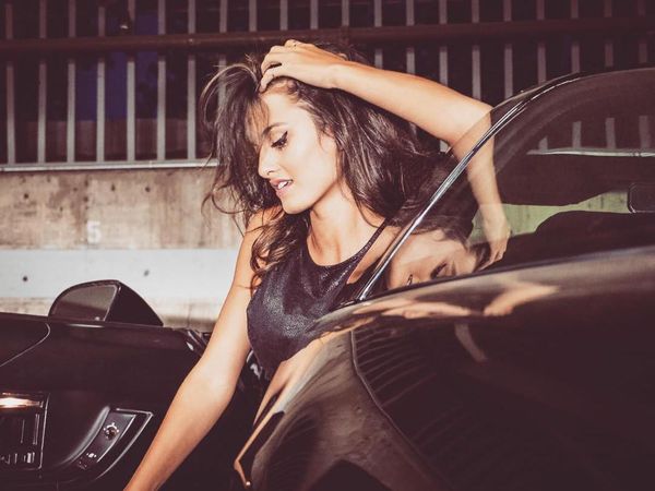 Foto: Model Seksi yang Kontroversial Karena Angkat Baju di Stadion Bisbol