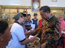 Gubernur Sulsel Beri Bantuan ke Korban Kebakaran di Makassar