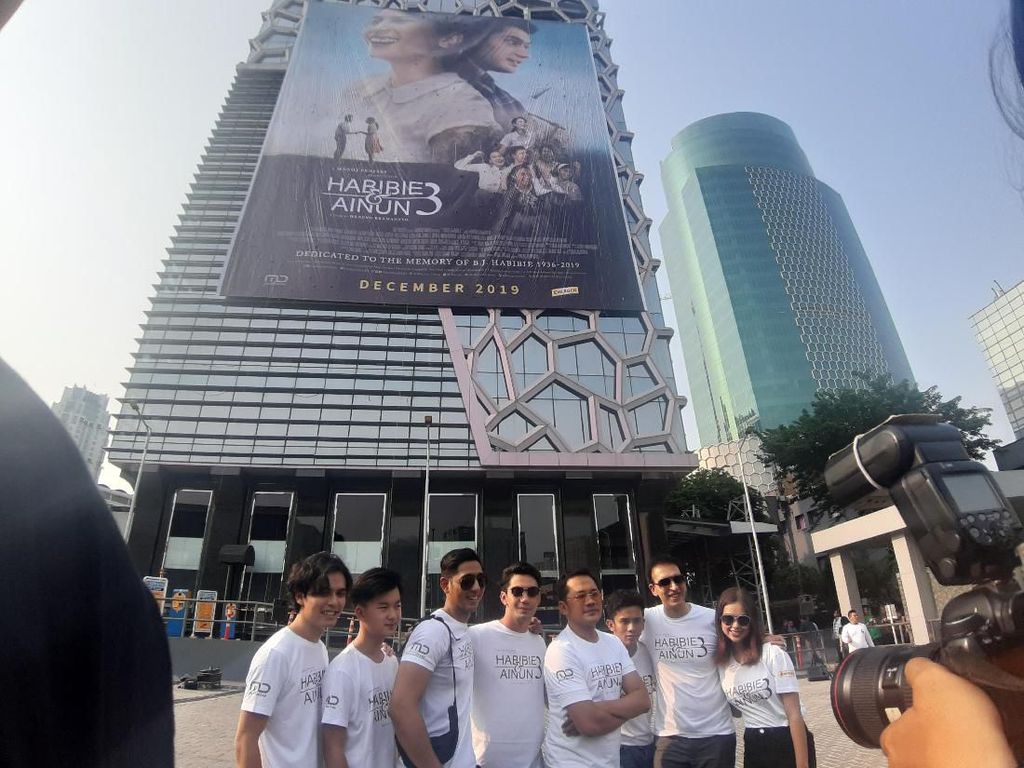 Poster Raksasa Habibie & Ainun 3 Dipajang 30 Hari di Gedung MD Poster Raksasa Habibie & Ainun 3 Dipajang 30 Hari di Gedung MD
