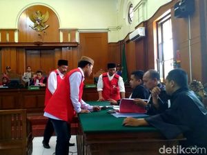 Tiga Terdakwa Pembakar Polsek Tambelangan Dituntut Berbeda Tiga Terdakwa Pembakar Polsek Tambelangan Dituntut Berbeda