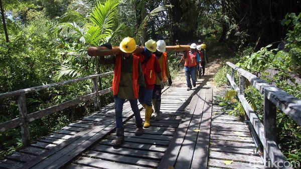 Potret Kerja Keras PLN Terangi Perbatasan Indonesia
