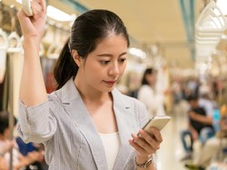 Hati-hati, Terlalu Sering Menatap Layar Ponsel Bisa Picu Penuaan Dini