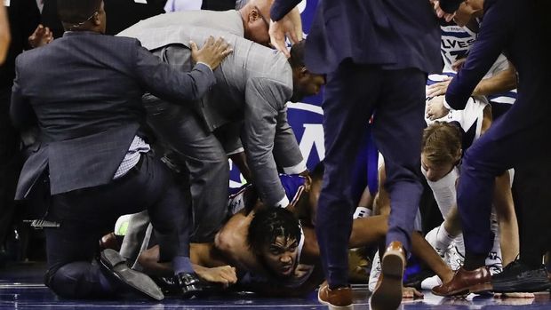 Karl-Anthony Towns saat mendapat kuncian leher dari Ben Simmons.