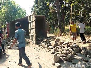 Truk Muat Batu Terguling Setelah Lindas Biker Hingga Tewas