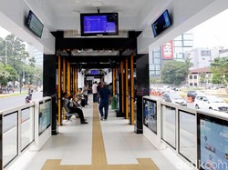 Revitalisasi Halte Transjakarta Disorot Sejarawan, Anies Jalan Terus