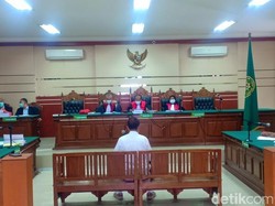 Bos Media di Surabaya Jalani Sidang Perdana Kasus Korupsi Rp 7,3 M