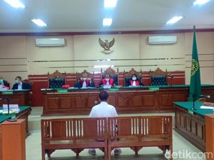 Bos Media di Surabaya Jalani Sidang Perdana Kasus Korupsi Rp 7,3 M Bos Media di Surabaya Jalani Sidang Perdana Kasus Korupsi Rp 7,3 M