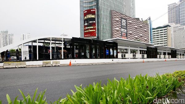 Foto Halte Transjakarta di Kawasan Bundaran HI Sebelum Dirusak Massa