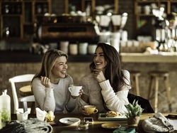 Cegah Noda Kuning di Gigi Karena Minum Kopi dengan Cara Ini