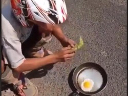 Cuaca Masih Panas, Pria Ini Biasa Masak Telur Pakai Petai di Jalanan