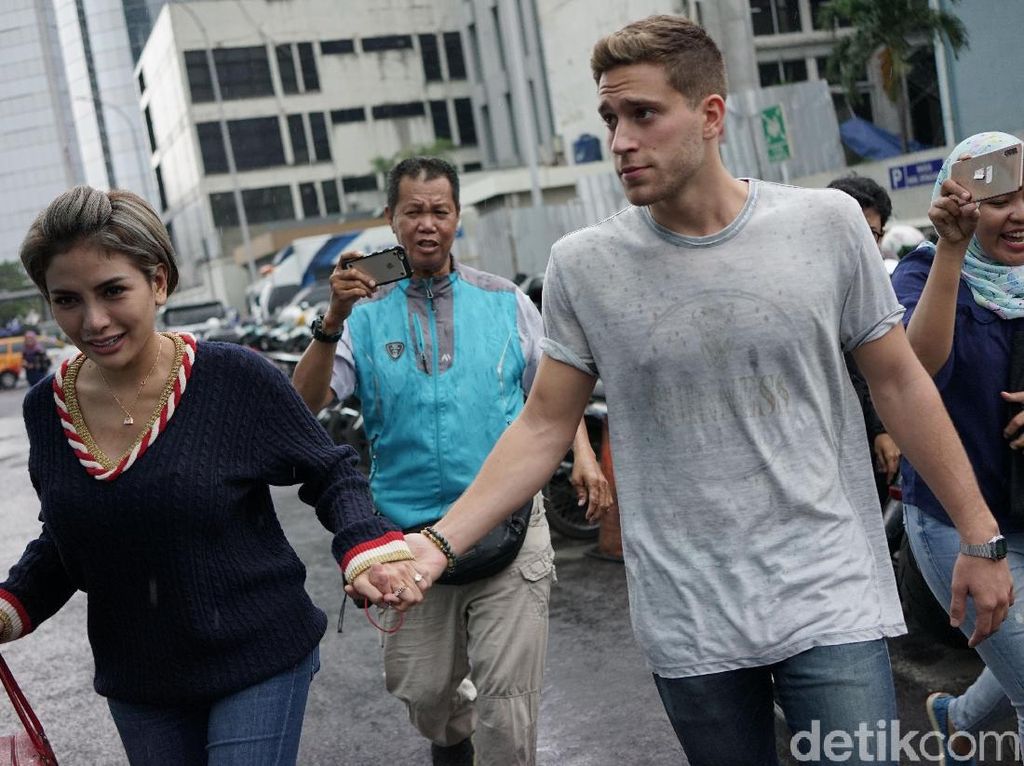 Alasan Nikita Mirzani Mau Pacaran dengan Bule Berondong Alasan Nikita Mirzani Mau Pacaran dengan Bule Berondong