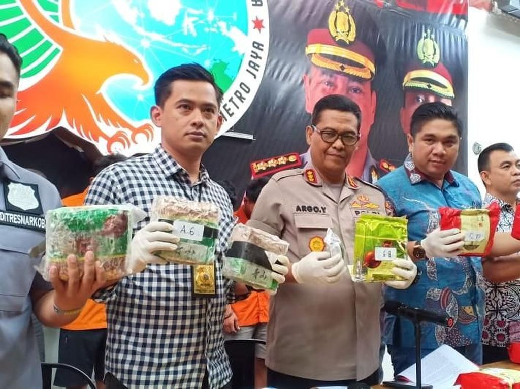 Polisi Tangkap 4 Penyelundup Narkoba, Sita 21 Kg Sabu Dari Malaysia Polisi Tangkap 4 Penyelundup Narkoba, Sita 21 Kg Sabu Dari Malaysia