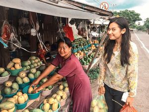 Terganjal Restu Ibunda, Indah Permatasari Pacar Arie Kriting Tetap Asyik Kulineran