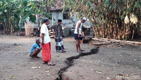 Ini Potret Tanah Retak Sepanjang 70 Meter di Pemalang