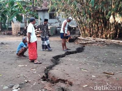 Ini Potret Tanah Retak Sepanjang 70 Meter di Pemalang