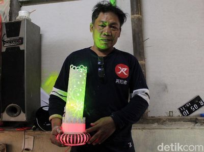 Inspiratif! Eks Napi Bandung Ini Berkarya Lewat Lampion Pipa