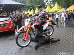 Bikin Deg-degan, Wawalikota Cimahi Gilas Mr X Pakai Motor