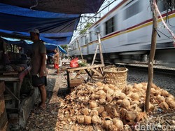 Lapak Pedagang Pinggir Rel di Kawasan Pasar Gaplok Ditertibkan