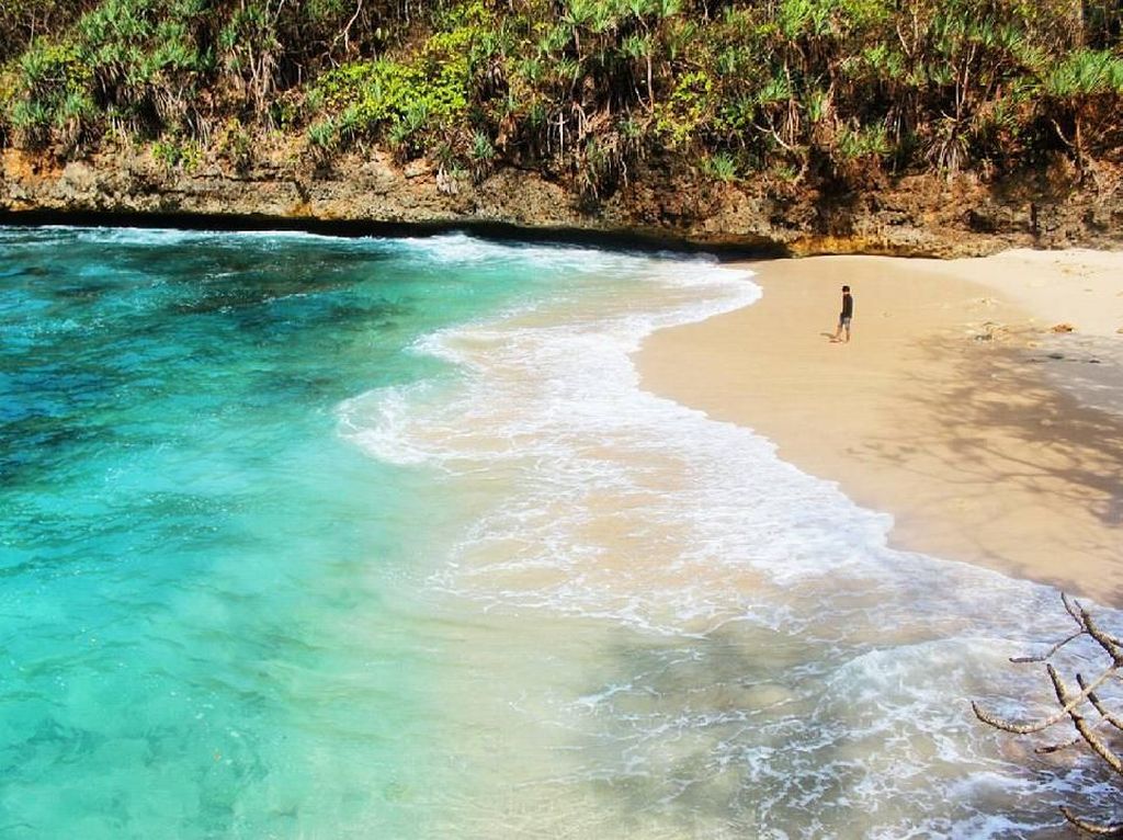 5 Fakta Menarik Pantai Banyu Meneng yang Indah di Malang 5 Fakta Menarik Pantai Banyu Meneng yang Indah di Malang