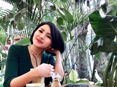 Momen Kuliner Intan Hardja Presenter Cantik yang Heboh Lepas Hijab