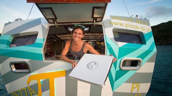 Keren! Restoran Pizza Ini Terletak di Atas Kapal di Tengah Lautan
