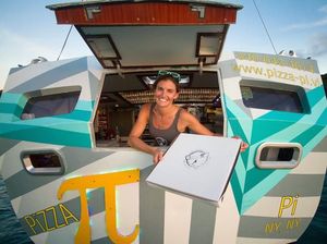 Keren! Restoran Pizza Ini Terletak di Atas Kapal di Tengah Lautan