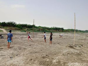 Kemarau Akibatkan Bengawan Solo Kering Kerontang, Ini Penampakannya