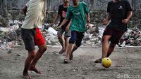 Ih..Jorok, Bermain Bola di Sekitar Tumpukan Sampah