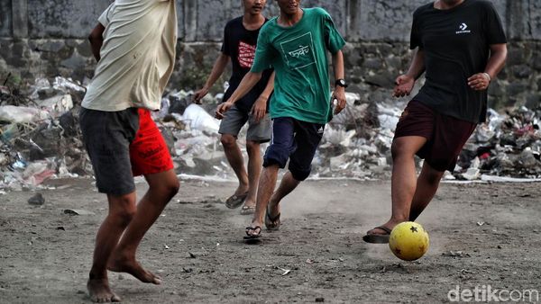 Ih..Jorok, Bermain Bola di Sekitar Tumpukan Sampah