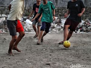 Ih..Jorok, Bermain Bola di Sekitar Tumpukan Sampah