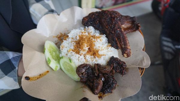 Unik! Nasi Bebek Madura Ini Disajikan Pakai Wijen Tumbuk yang Gurih