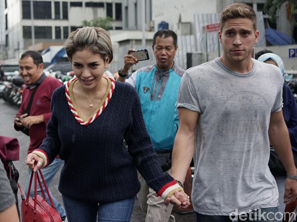 Sudah Dikasih Cincin, Nikita Mirzani Putus dari Bule Berondong Sudah Dikasih Cincin, Nikita Mirzani Putus dari Bule Berondong