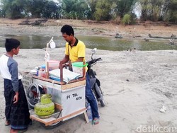 Air Surut, Pedagang Jualan Siomay di Tengah Bengawan Solo