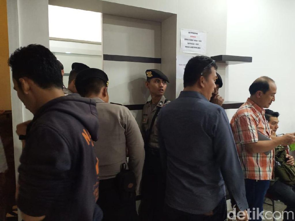 Mobil Rp 50 Juta Tak Kunjung Dikirim, Konsumen Geruduk Diler Mobil Mobil Rp 50 Juta Tak Kunjung Dikirim, Konsumen Geruduk Diler Mobil