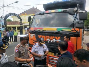 Lebihi Tonase dan Ugal-ugalan, Dump Truk di Gresik Dirazia