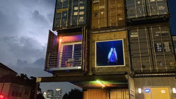 Bisa Tebak Tumpukan Kontainer Ini Isinya Apa?